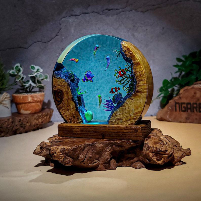 مصباح طاولة من الراتنج بتصميم  - مراجعة Resin Art Baby وسعره