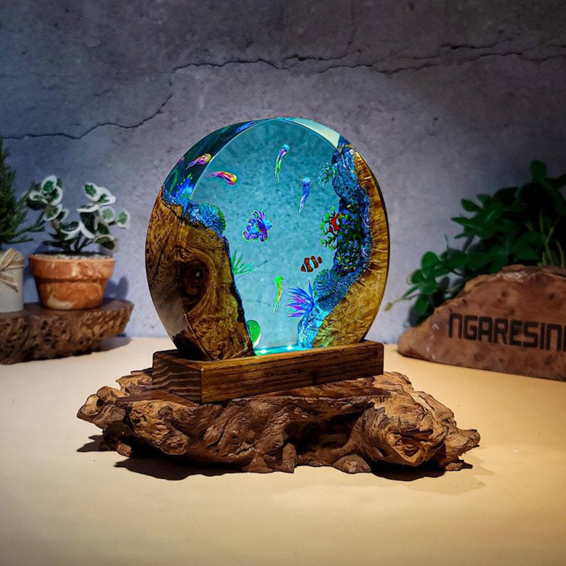 مصباح طاولة من الراتنج بتصميم  - مراجعة Resin Art Baby وسعره