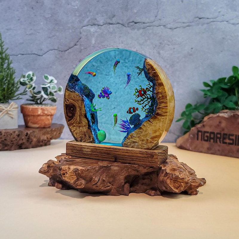 مصباح طاولة من الراتنج بتصميم  - مراجعة Resin Art Baby وسعره